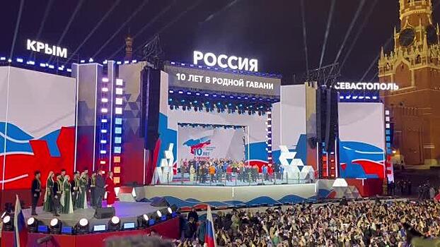Путин спел гимн России с участниками концерта в честь воссоединения с Крымом