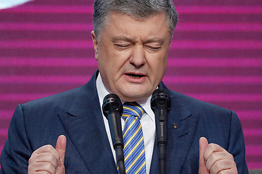 Порошенко закидали дымовыми шашками