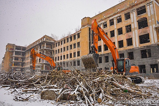 Рабочие опровергли сообщения о сносе заброшенной больницы в Екатеринбурге