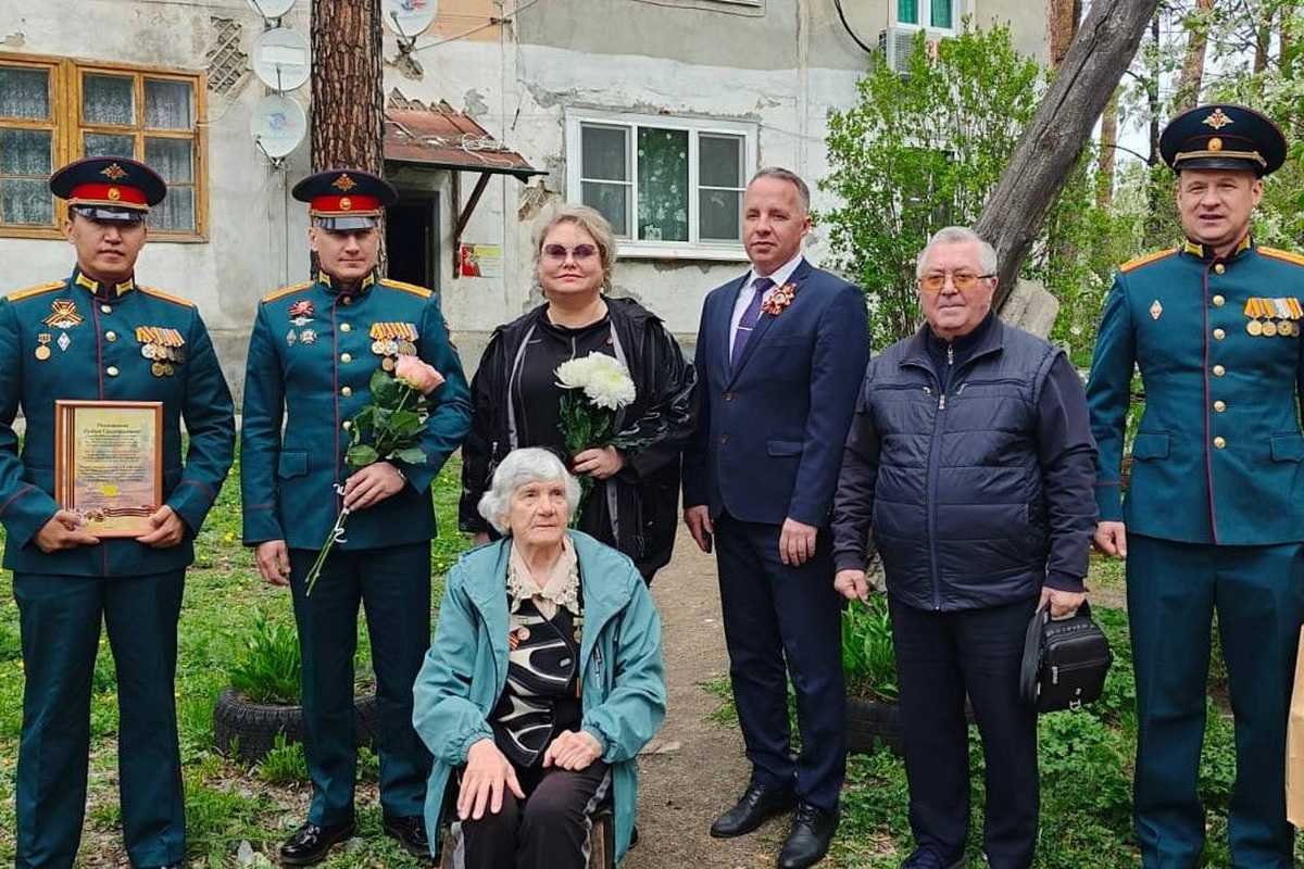 Военнослужащие ЦВО провели мини-концерт у дома фронтовиков в Чебаркуле