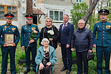 Военнослужащие ЦВО провели мини-концерт у дома фронтовиков  в Чебаркуле