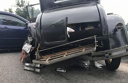 Toyota Corolla протаранила раритетный Ford Model A