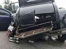 Toyota Corolla протаранила раритетный Ford Model A