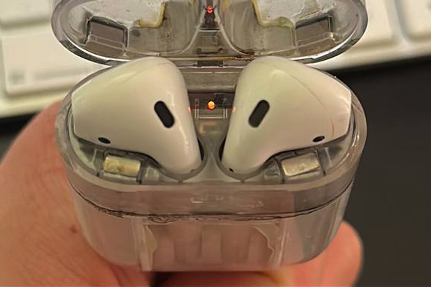 Apple Demo показал прототип уникальных AirPods с прозрачным зарядным кейсом