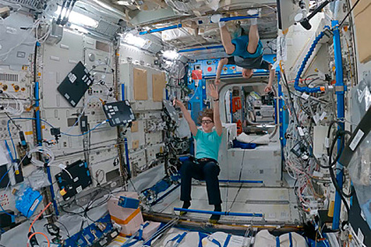 Космонавты на МКС сыграли в бадминтон