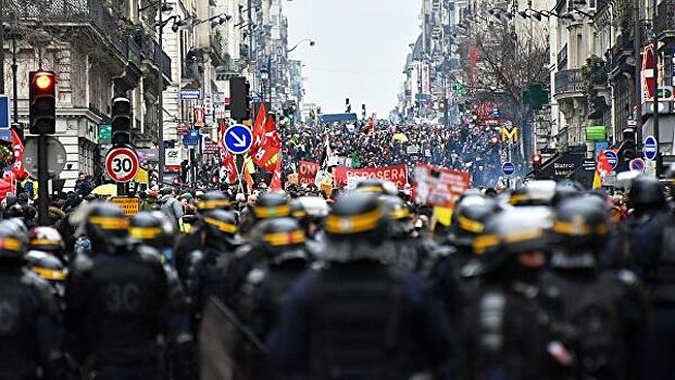 В Париже продолжаются протесты против пенсионной реформы