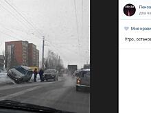В Пензе легковушка «припарковалась» на сугробе — горожане