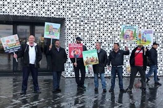 Противники ЛГБТ пикетировали проект «Бай-бай, стигма» в Ельцин Центре