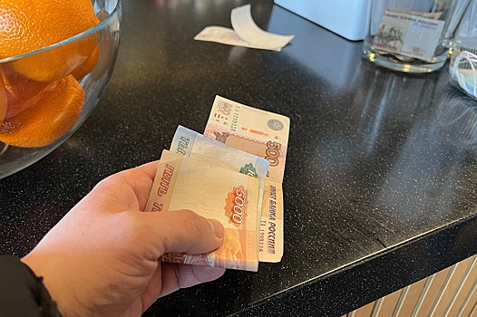 У россиянки три года списывают половину зарплаты из-за долга тёзки. Причём отчества у них разные