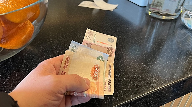 У россиянки три года списывают половину зарплаты из-за долга тёзки. Причём отчества у них разные