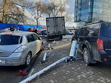 В Ростове столкнулись грузовик и пять иномарок