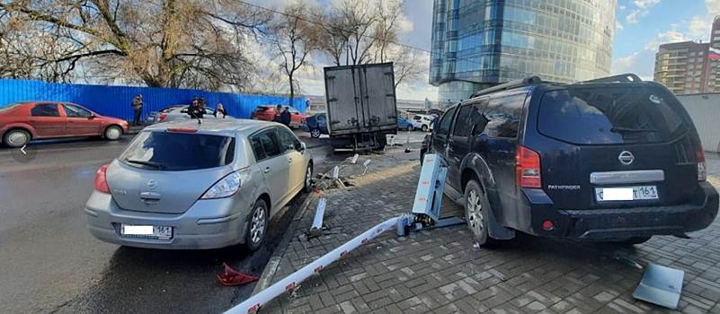 В Ростове столкнулись грузовик и пять иномарок