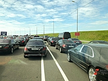 Многокилометровая пробка вновь сковала КАД в Петербурге: водители бьют тревогу