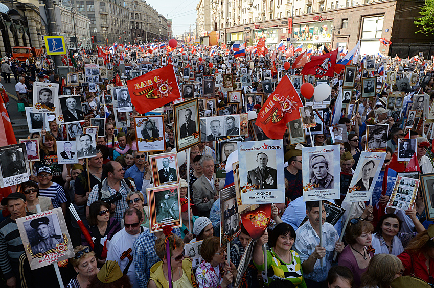 В День Победы шествия «Бессмертного полка» прошли в различных городах России. В них приняли yчастие более 1 млн человек