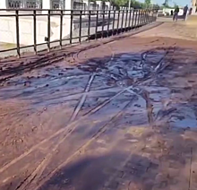 Из-за сильных дождей в Оренбурге восточная набережная оказалась в грязи