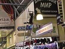 Упрямого кота, повисшего на тросе под крышей, спасли работники рынка