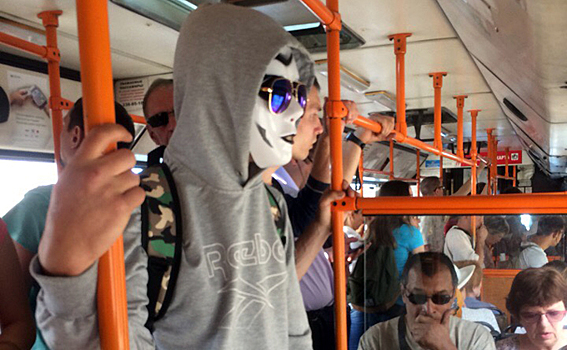 Малахов удивил соцсети фото пассажира в страшной маске