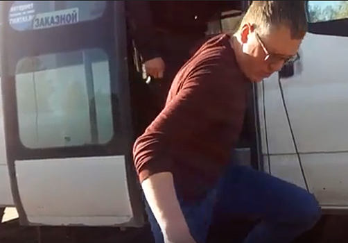 Маршрутчик спустил колеса и забаррикадировался в машине, чтобы избежать эвакуации