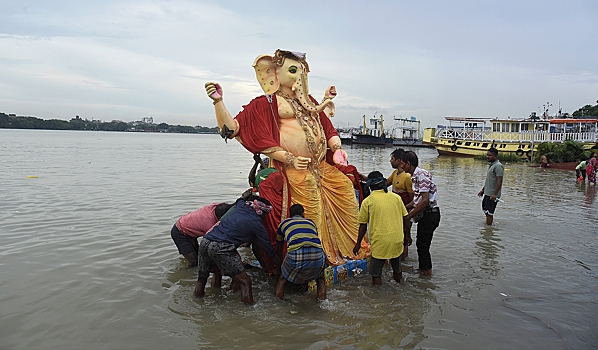 В Индии паломников призвали зажимать нос при купании