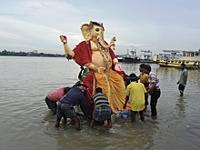 В Индии паломников призвали зажимать нос при купании