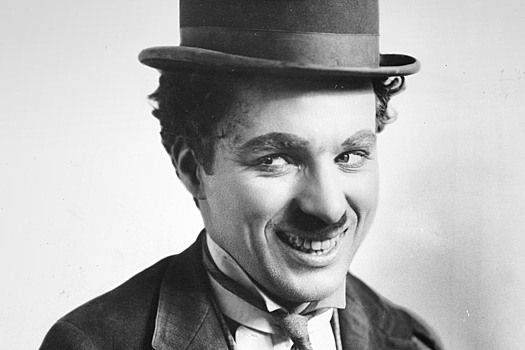 Чарли Чаплин. Чарли и его брату приходилось буквально выживать, добывая еду и деньги на улицах Лондона в течение нескольких лет.