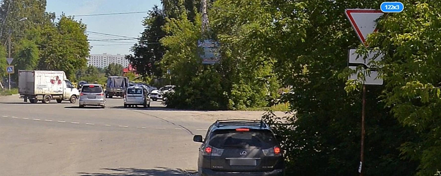 В Новосибирске из-за перевернутого дорожного знака столкнулись два автомобиля