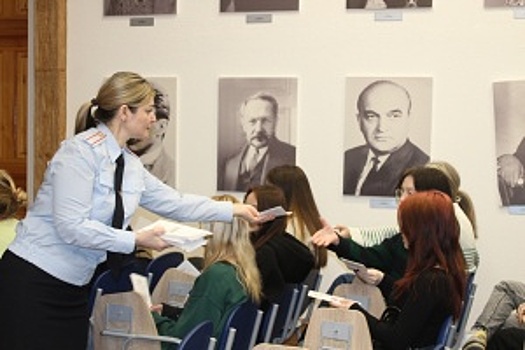Делегация полиции и кибердружинники Новгородского государственного университета встретились с будущими юристами