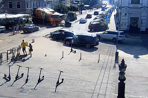 В Нижнем Новгороде бетономешалка без водителя протаранила три автомобиля