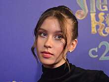 16-летняя Анна Пересильд предстала в ретро-платье с глубоким декольте