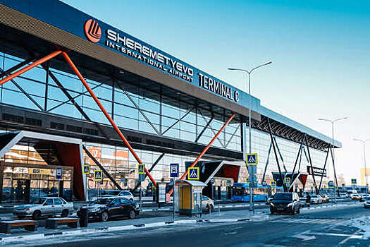 SHOT: в Шереметьево пассажиры задержанных рейсов разложили матрасы прямо на полу