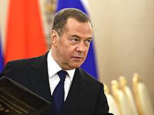 «Бац — и все»: Медведев призвал не дать пустить под откос труды поколений
