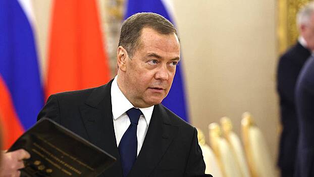 «Бац — и все»: Медведев призвал не дать пустить под откос труды поколений