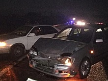 Иномарка протаранила на кузбасской трассе буксируемую машину: пострадал пассажир