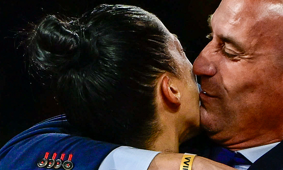 Луис Рубиалес целует Дженнифер Эрмосо после матча женского чемпионата мира по футболу