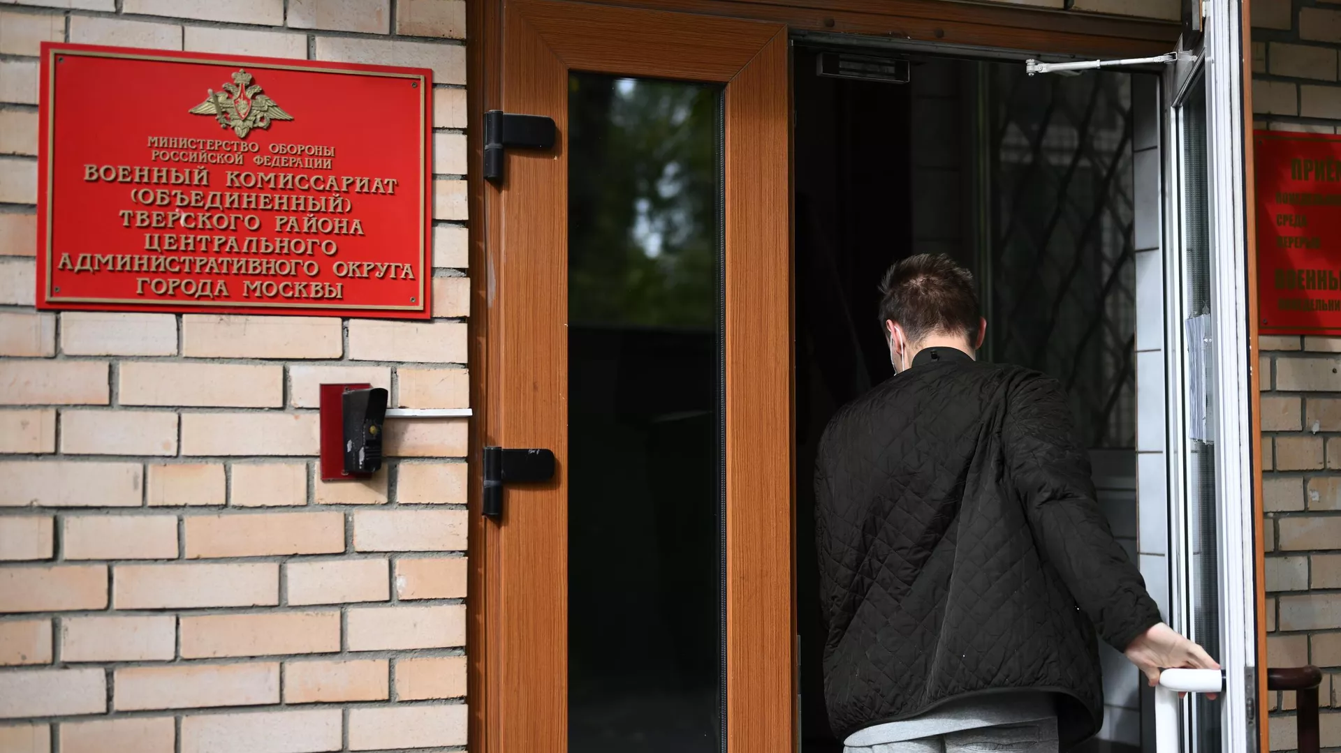 В Нижегородской области мужчина поджег три машины и закидал военкомат коктейлями Молотова