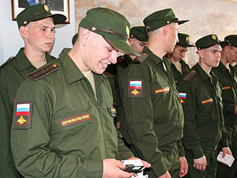 Призывникам-сиротам выдали мобильные телефоны