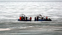 Китайские туристы пытались вручную вытянуть застрявшее на Амуре судно