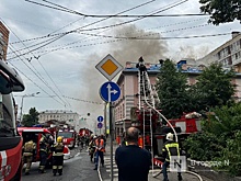 Здание полыхает на Большой Покровской в центре Нижнего Новгорода