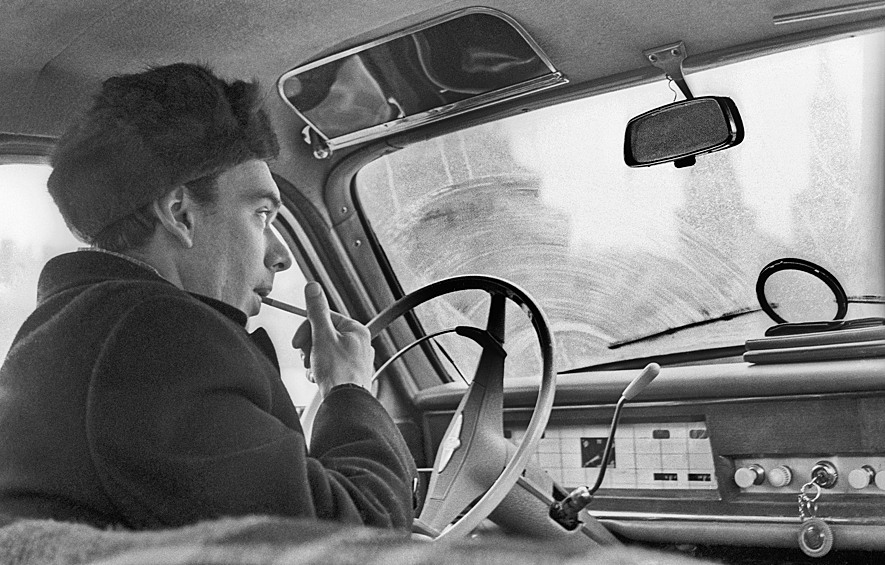 Алексей Баталов в своей машине, 1964