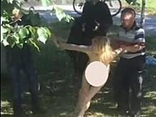 Фото: голую неадекватную девушку скрутили прохожие в Сургуте