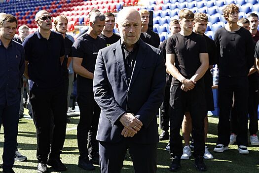 Игроки ЦСКА попрощались с Вениамином Мандрыкиным. Фото с церемонии на стадионе