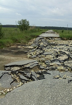 Только на тракторе: единственная дорога в хуторе Волгоградской области превратилась в руины