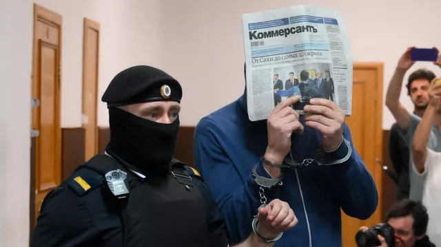 Экс-замминистра обороны Иванов закрыл лицо газетой в суде