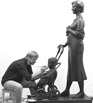 Как в 15-м мкрн Зеленограда появилась скульптура женщины с коляской?