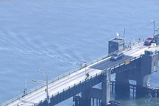 Американец разогнался, когда мост уже разводили: видео