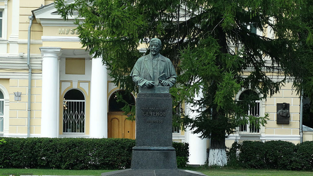 Где в Москве установлены памятники выдающимся врачам
