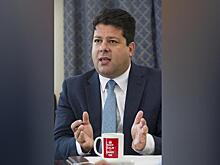 Глава британской колонии предпринял «зловещие» действия для защиты своего друга от полиции