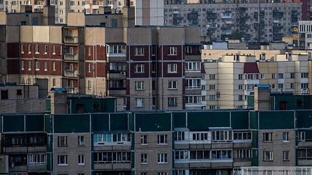 Малолетняя девочка упала в сугроб из окна многоэтажки в Томске