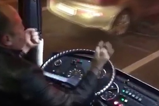 Водитель автобуса Нальчик‑Москва исполнил лезгинку на полном ходу. ВИДЕО