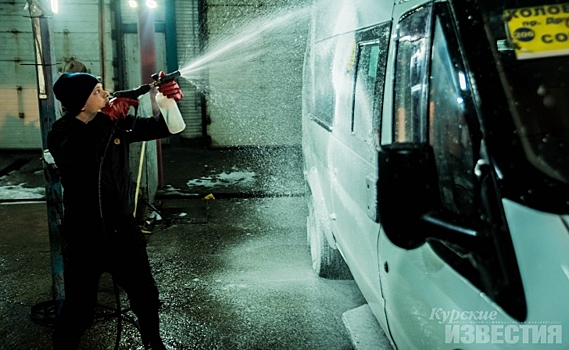 Замглавы Курска проверил процесс утреннего выпуска общественного транспорта на линию и нашел нарушения